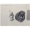Image 1 : 2 stone carvings - eskimo keychain and igloo