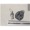 Image 2 : 2 stone carvings - eskimo keychain and igloo