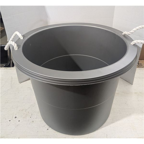 Large rubbermaid bucket/tub, approximately 18 gallon