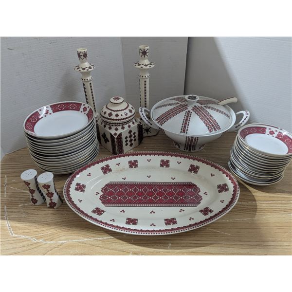 Mixed ukranian pattern chinaware dishes