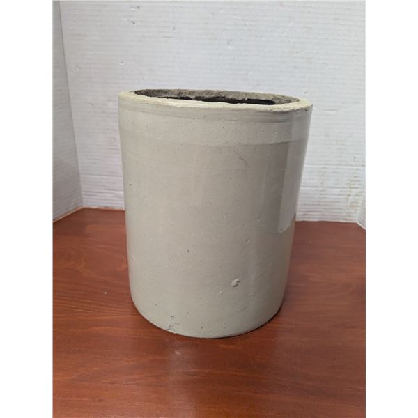 3/4 Gallon crock, no makers mark, no cracks, minor chips