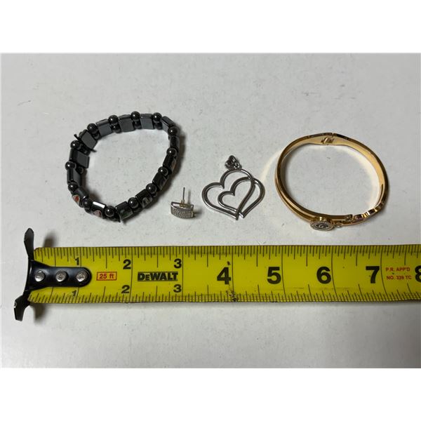Lot of 2 Bracelet, etc