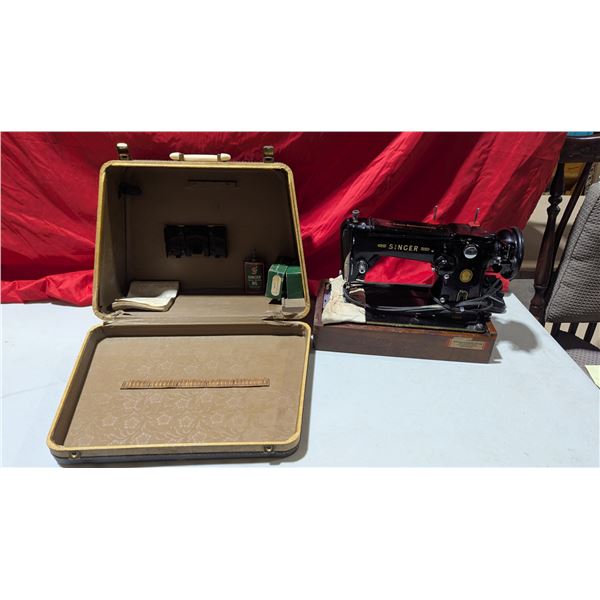 VTG Singer Sewing Machine w/ Case & Pedal