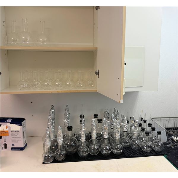 Multiple Flat-Bottomed Boiling Flasks, Beakers, Some Stoppers, Drying Racks, etc Misc Sizes