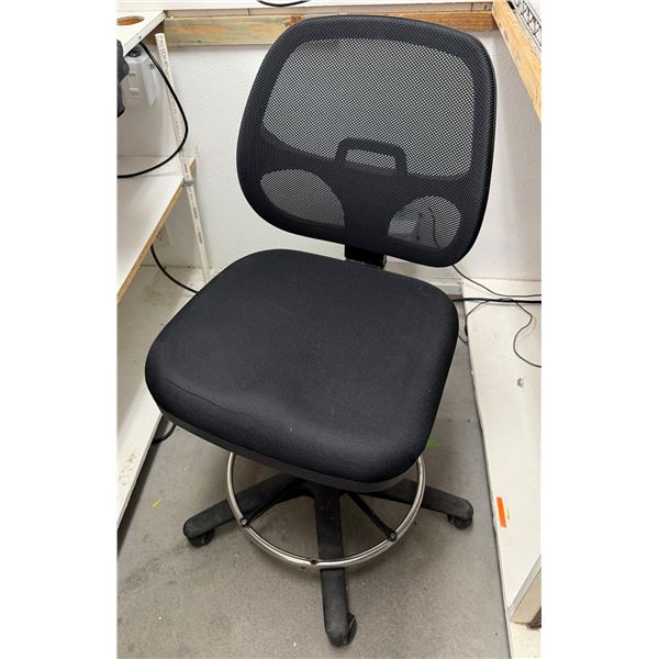 Rolling Office Chair w/ Footrail, Upholstered Seat & Mesh Back