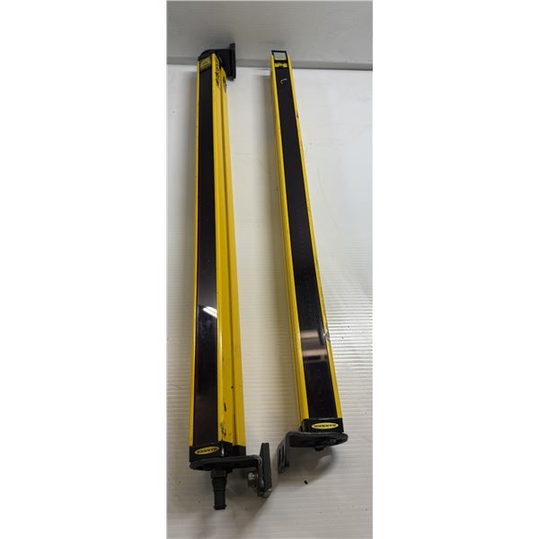 Lot of (2) Banner Light Bars #SLSCR14-600Q8 & #SLSCE14-600Q8