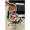 Image 2 : Office chair on casters