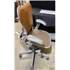 Image 3 : Office chair on casters