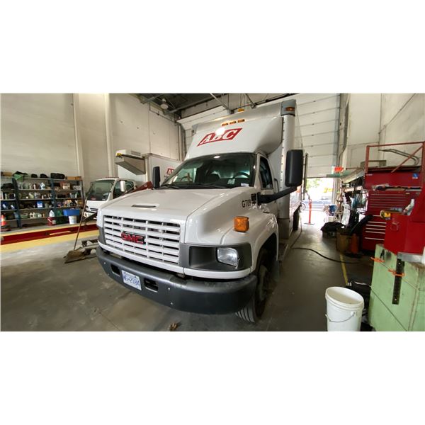 2009 GMC C5500, 2DR CUBE VAN, WHITE, VIN 1GDJ5C19X9F408998,