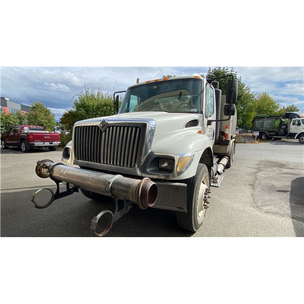 2006 INTERNATIONAL 7600, 2DR VAC TRUCK, WHITE, VIN 1HTWGAZR56J324631,
