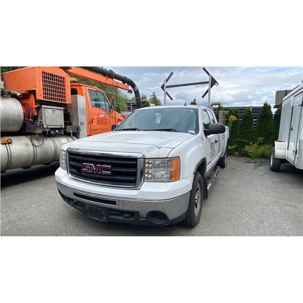 2011 GMC SIERRA SLE, 4DR CREW CAB PU, WHITE, VIN 1GTR2VE07BZ127124,