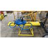 Image 1 : HYDRAULIC HAND PUMP ON YELLOW STAND