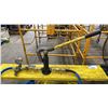 Image 2 : HYDRAULIC HAND PUMP ON YELLOW STAND