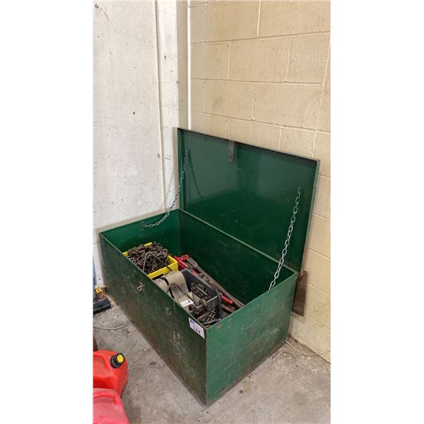 GREEN METAL JOB BOX WITH ASSORTED HEAVY DUTY CHAINS, TOW CHAINS, EXTENSION CORD, LEVER CHAIN LOAD