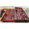 Image 2 : TAP AND DIE SET, CHISEL SET, ARROW RIVET GUN & ASSORTED HAND TOOLS,