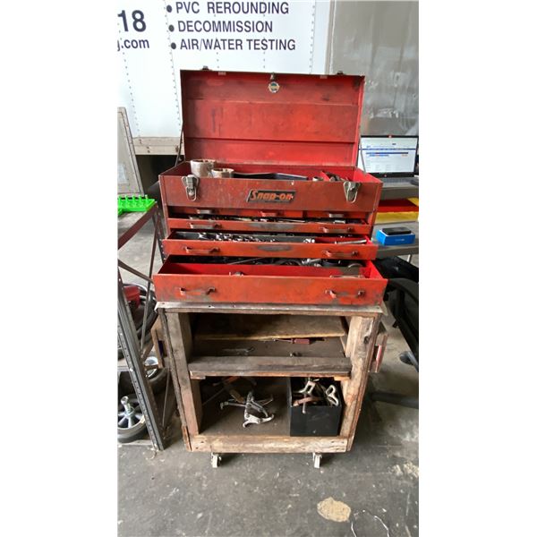 SNAP-ON RED METAL 6 DRAWER TOOL CHEST WITH ASSORTED TOOL CONTENTS & SMALL WOODEN MOBILE SHELVING