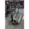 Image 1 : Crown Pallet Jack