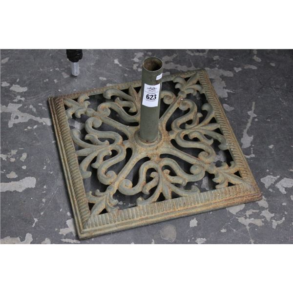 Cast Umbrella Base w/Wicker Armchair