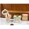 Image 3 : Vintage Vanity Decor