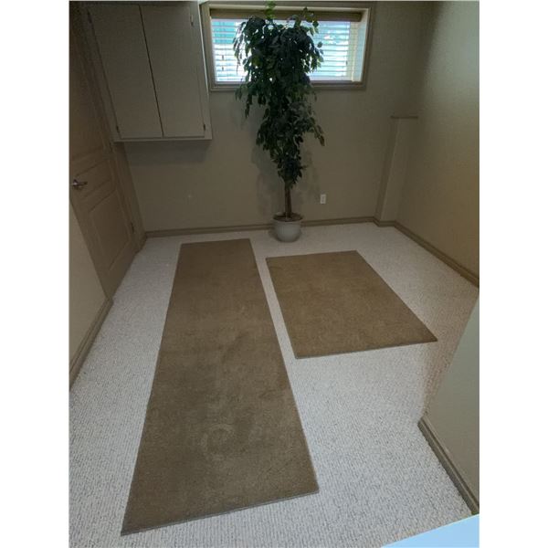 Artificial Tree with Two Plush Carpet Runners