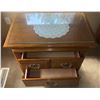 Image 5 : Carlisle Collection Solid Wood Nightstand with Glass Top