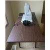 Image 6 : Kenmore 385.17627 Sewing Machine with Table and Accessories