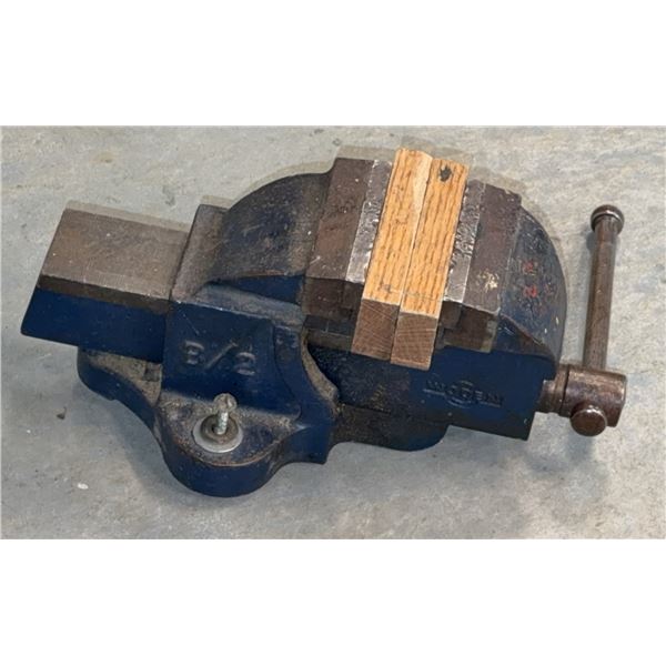 Record No. 3 1/2 Bench Vise with Wooden Jaw Inserts