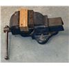 Image 2 : Record No. 3 1/2 Bench Vise with Wooden Jaw Inserts