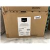 Image 2 : Amazon Basics Velvet Hangers, 100-Pack