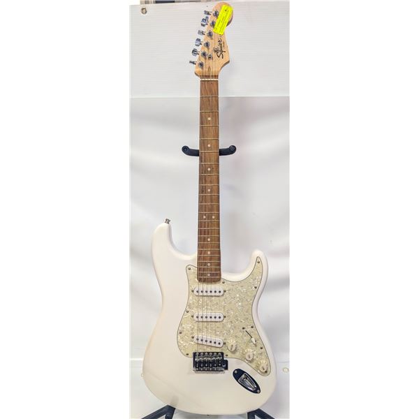 WHITE FENDER STRATOCASTER SQUIER ELECTRIC