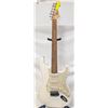 Image 1 : WHITE FENDER STRATOCASTER SQUIER ELECTRIC