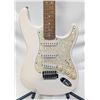 Image 2 : WHITE FENDER STRATOCASTER SQUIER ELECTRIC