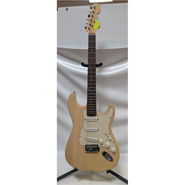 BLONDE STRAT STYLE ELECTRIC GUITAR