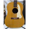 Image 2 : 1950S ACOUSTIC GUITAR W CASE AS IS