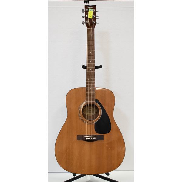 YAMAHA F210 ACOUSTIC GUITAR