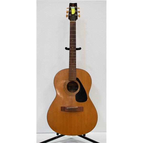 VINTAGE YAMAHA ACOUSTIC GUITAR CHIP ON