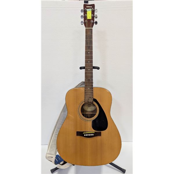 VINTAGE YAMAHA ACOUSTIC GUITAR