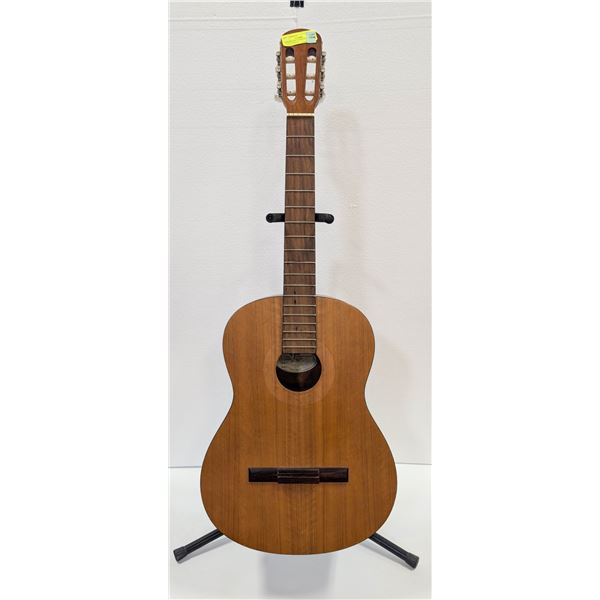 EPIPHONE EPI CLASSICAL GUITAR NEEDS STRINGS