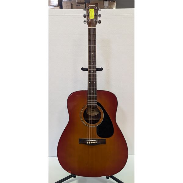 VINTAGE YAMAHA ACOUSTIC GUITAR