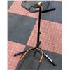 Image 1 : SINGLE NECK GUITAR STAND