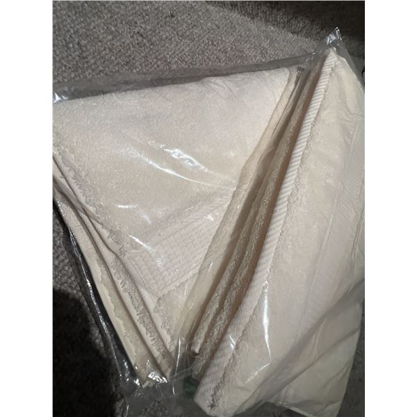 Set of 6 luxurious Organic 100% Cotton Towels Retail$240