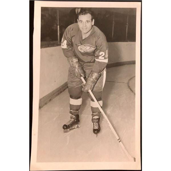 1966 DETROIT RED WINGS 8"x5.25" PUBLICITY PHOTO - LEO BOIVIN