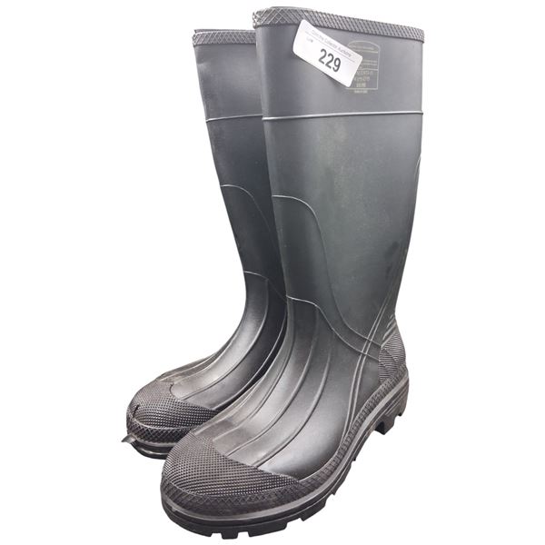 Mens 8 steel toe rubber boots, new