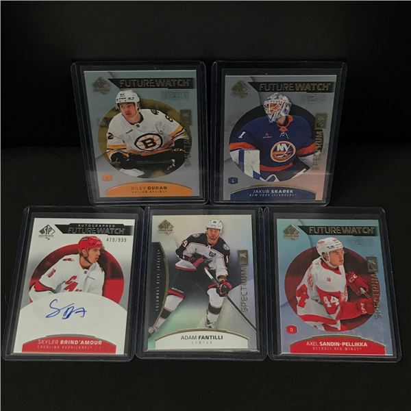 LOT OF 5 HOCKEY TRADING CARDS INCLUDING 1 SIGNED