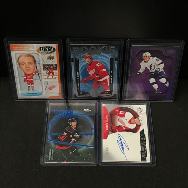 LOT OF 5 HOCKEY TRADING CARDS INCLUDING 1 SIGNED