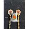 Image 2 : "Prairie Lily" Souvenirs - Teaspoons & Ceramic Thimble