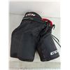 Image 3 : Partial Set of Junior Hockey Gear - Shin, Pants, Chest, Neck Pads & Bag