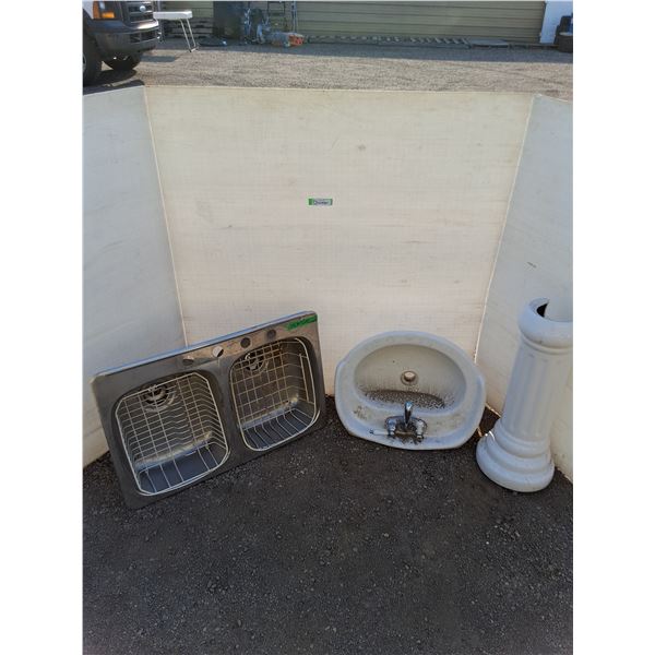 **(2) Sinks, Ceramic and Stainless Untested No Shipping
