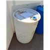 Image 7 : ** (2)Rain Barrels White and Blue 200L No Shipping