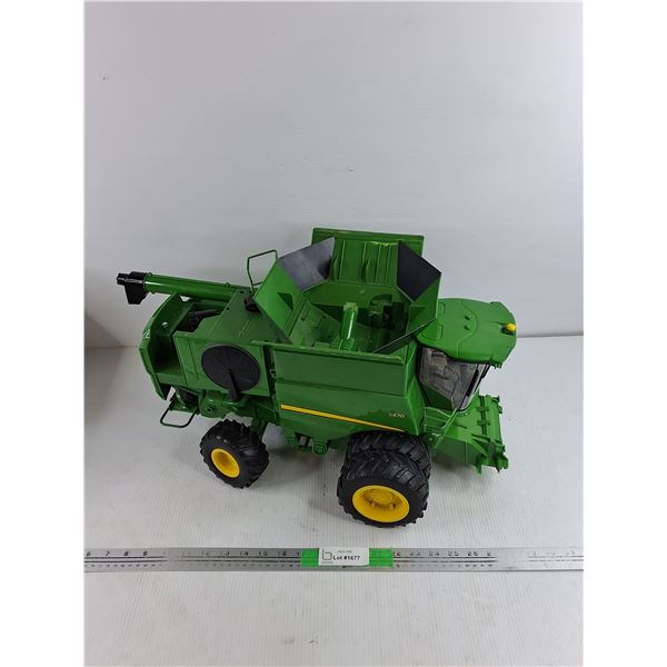 John Deere S670 Combine Toy Model